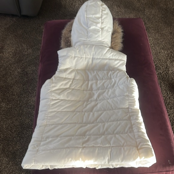 Like new banana republic puffer vest with removable, faux fur hood - Ivory - Picture 3 of 3